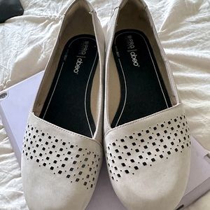 Abeo flats nearly new.  They are beautiful but are to big for me